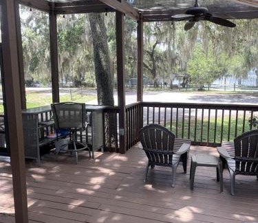 Salt Springs Maison | Wonderful Cottage Overlooking the Lake with Porch in Florida