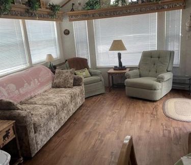 Salt Springs Maison | Wonderful Cottage Overlooking the Lake with Porch in Florida