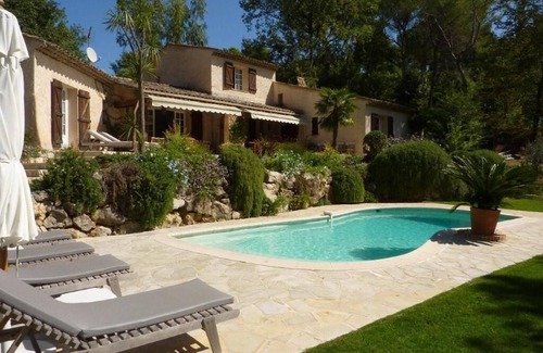 Le Collet Villa | Maison de famille merveilleuse avec réchauffée par le soleil de pavage pour bronzer et nager.