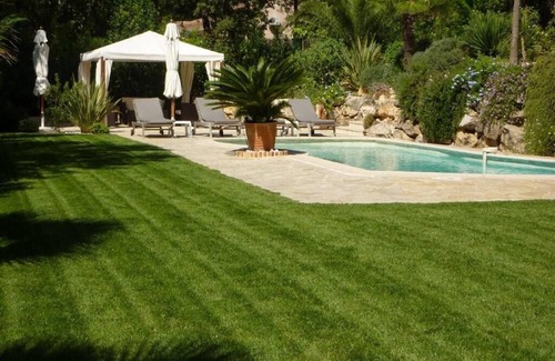 Le Collet Villa | Maison de famille merveilleuse avec réchauffée par le soleil de pavage pour bronzer et nager.