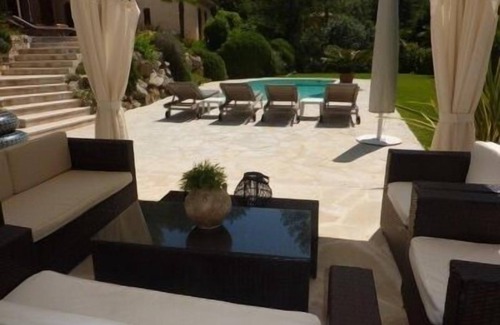 Le Collet Villa | Maison de famille merveilleuse avec réchauffée par le soleil de pavage pour bronzer et nager.