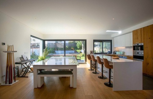 Caxias Maison | Wonderful home 3 mins from beach; 15 mins from Lisboa by train!