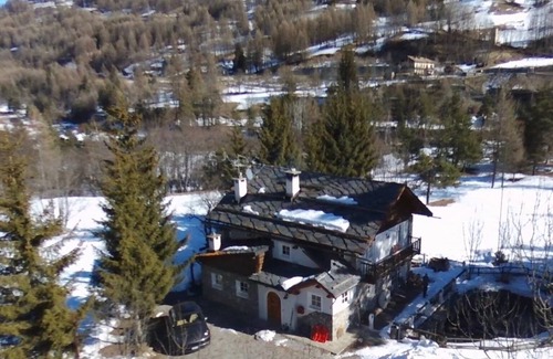 Cesana Torinese Chalet De Ski | Wonderful large Chalet surrounded by greenery 10 min from the village. Wifi and comfort.