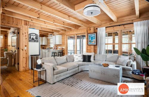Saugatuck Maison | Wonderful Log Cabin near private beach and lake access
