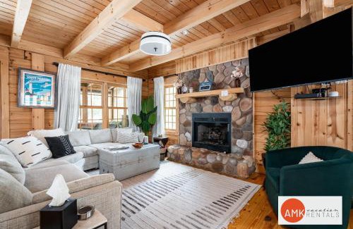 Saugatuck Maison | Wonderful Log Cabin near private beach and lake access