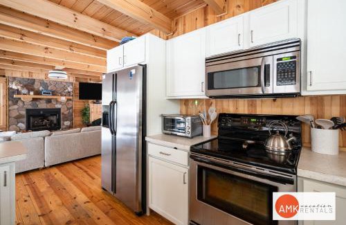 Saugatuck Maison | Wonderful Log Cabin near private beach and lake access