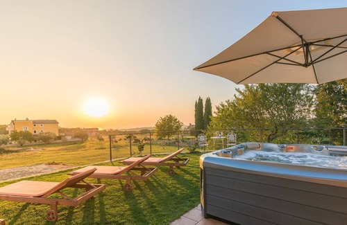 Rovinjsko Selo Cottage | Villa moderne à Rovinjsko, Selo avec piscine et jacuzzi