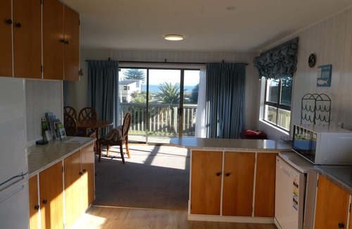 Waikanae Maison | Magnifique maison de vacances avec vue sur l'océan 1 à l'arrière de la plage