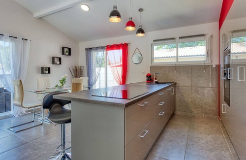 Lesparre-Medoc Maison | Magnifique maison de vacances privée pour 4 personnes avec climatisation, TV et terrasse