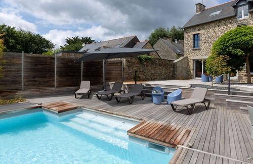 Le Tronchet Villa | Belle maison de vacances privée pour 12 personnes avec piscine privée, WIFI, TV et terrasse