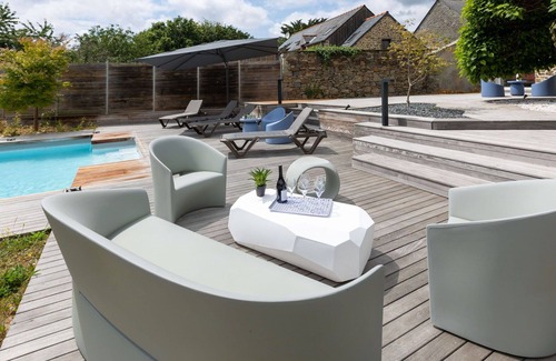 Le Tronchet Villa | Belle maison de vacances privée pour 12 personnes avec piscine privée, WIFI, TV et terrasse