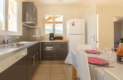Sainte-Jalle Maison | Belle maison de vacances privée avec piscine privée, WIFI, TV, terrasse et animaux admis