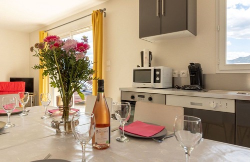 Sainte-Jalle Maison | Belle maison de vacances privée avec piscine privée, WIFI, TV, terrasse et animaux admis