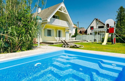 Balatonkeresztur Maison | Maison de vacances privée avec climatisation, piscine privée, WIFI, TV, terrasse, parking