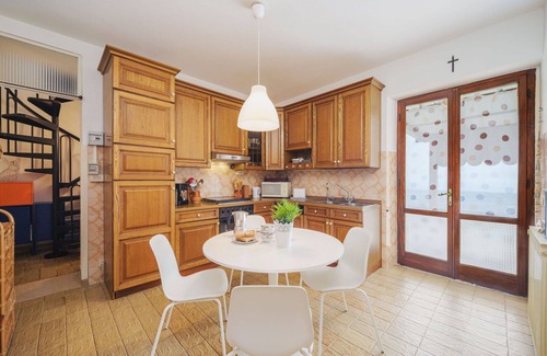 Seravezza Maison | Magnifique maison de vacances privée pour 6 personnes avec climatisation, WIFI, TV et patio