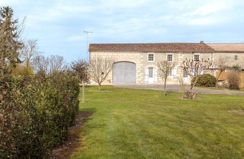 Berneuil Villa | Belle maison de vacances privée pour 4 personnes avec WIFI, TV, terrasse et animaux admis