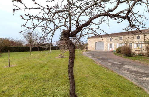 Berneuil Villa | Belle maison de vacances privée pour 4 personnes avec WIFI, TV, terrasse et animaux admis