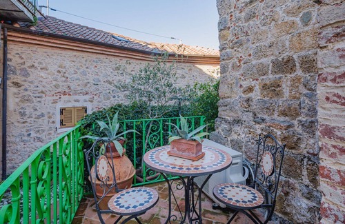 Santa Lucia Maison | Merveilleuse maison de vacances privée pour 4 personnes avec WIFI, climatisation, TV et balcon
