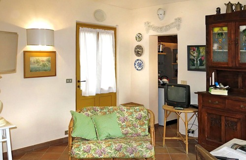 Belveglio Maison | Wonderful private villa for 3 guests with TV, patio, pets allowed and parking