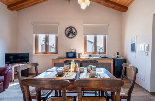 Verzuolo Maison | Merveilleuse maison de vacances privée pour 4 personnes avec WIFI, TV et patio
