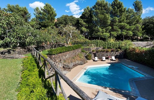 Ragalna Maison | Belle maison de vacances privée avec piscine privée, climatisation, WIFI, TV et terrasse