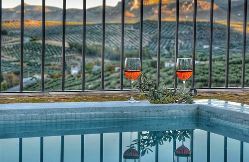 Baena Maison | Magnifique maison de vacances privée avec WIFI, piscine privée, climatisation, TV et patio
