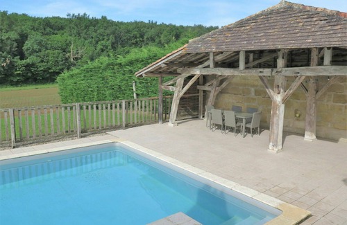 Puymiclan Villa | Belle maison de vacances privée pour 8 personnes avec piscine privée, TV, animaux admis et parking