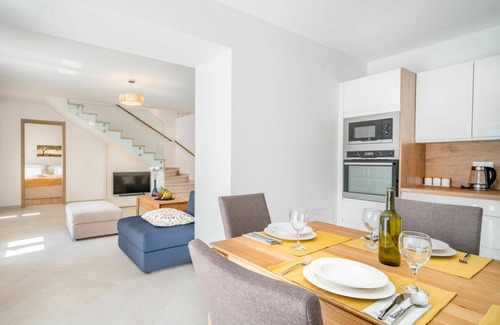 Kringa Maison | Magnifique maison de vacances privée avec WIFI, piscine privée, climatisation, TV et terrasse