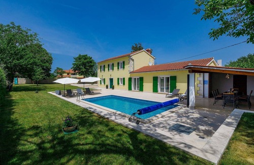 Kringa Maison | Magnifique maison de vacances privée avec WIFI, piscine privée, climatisation, TV et terrasse
