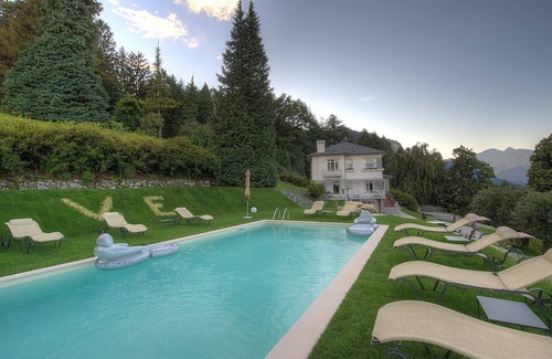 Baveno Villa | Maison de vacances privée avec bain à remous, climatisation, sauna, WIFI, piscine, TV, patio
