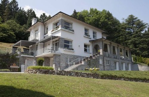 Baveno Villa | Maison de vacances privée avec bain à remous, climatisation, sauna, WIFI, piscine, TV, patio