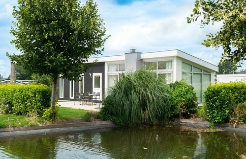 Dordtse Biesbosch Maison | Wonderful private villa for 4 people with pool, WIFI, TV, terrace and parking