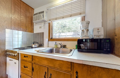 Alton Bay Maison | Wonderful studio steps from the bay w/free WiFi, kitchenette, great water views