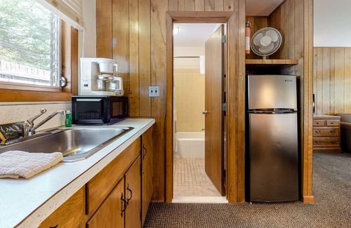 Alton Bay Maison | Wonderful studio steps from the bay w/free WiFi, kitchenette, great water views