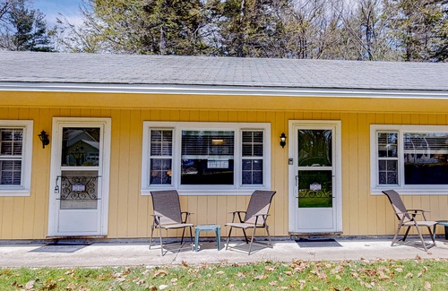 Alton Bay Maison | Wonderful studio steps from the bay w/free WiFi, kitchenette, great water views