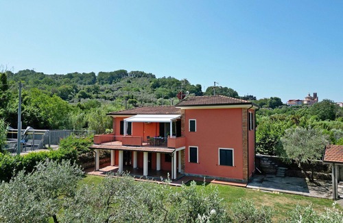 Aulla Villa | Maison de vacances avec WIFI, climatisation, TV, terrasse, animaux admis, près de La Spezia