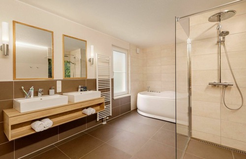Medebach Maison | Joli appartement pour 4 personnes avec bain à remous, WIFI, piscine, TV et parking