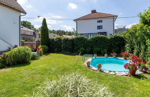 Revnice Maison | Belle maison de vacances pour 4 personnes avec WIFI, piscine privée, TV et patio