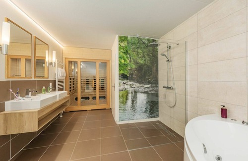 Medebach Maison | Agréable appartement pour 6 personnes avec piscine, bain à remous, WIFI, TV et parking