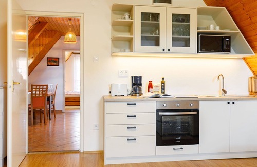 Badacsonytomaj Maison | Merveilleuse maison de vacances pour 4 personnes avec WIFI, climatisation, TV et balcon