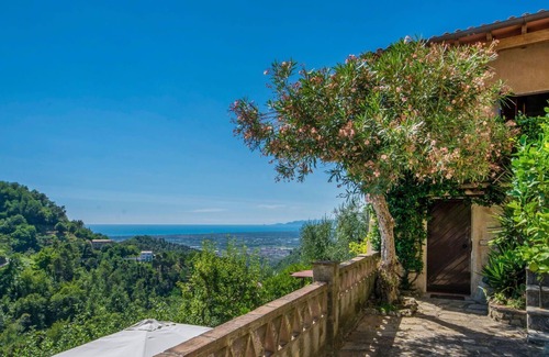 Pedona Maison | Agréable appartement avec WIFI, piscine privée, TV et animaux admis, près de Viareggio