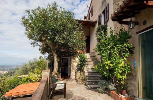 Pedona Maison | Agréable appartement avec WIFI, piscine privée, TV et animaux admis, près de Viareggio