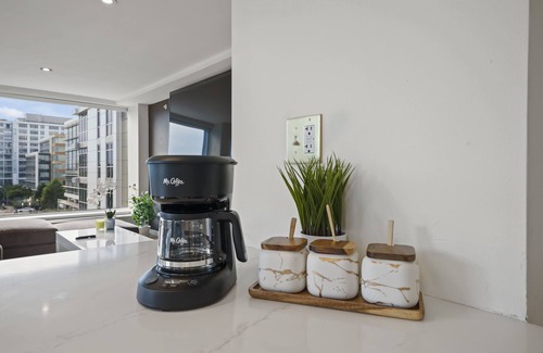 Capitol Hill Appartement | Wonderful Waterfront Apt for 5! Pkg & City Views