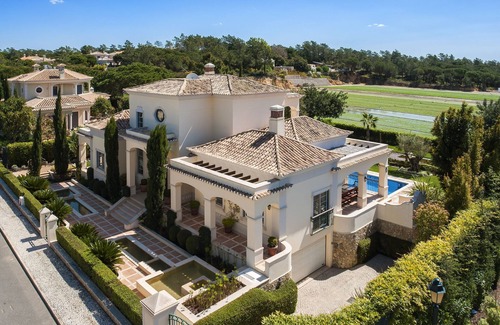 Almancil Villa | Merveilleusement élégant et luxueux Villa, piscine chauffée, jardins, Architecte d'intérieur
