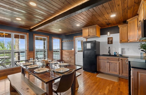 South Pittsburg Cabine | NOUVELLE CABINE! PISCINE INTÉRIEURE! INCROYABLE! HOTTUB, FOYER, FIREPIT Chatt TN 21 miles
