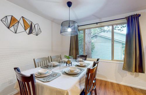 Bellingham Maison | Woodbine Way Retreat
