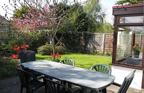 Ayr Cottage | Woodcroft Holiday Cottage à Ayr est situé dans le jardin avec pelouse, face à l'ouest