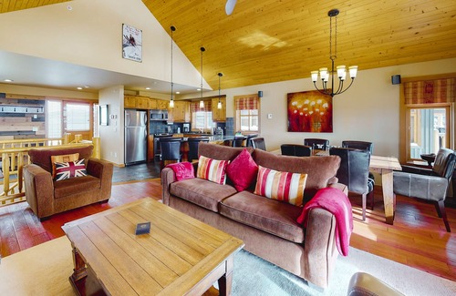 Big White Ski Resort Cabine | Woodcutter Cabin 16 | Snowy ski-in/out getaway with private hot tub & fireplaces