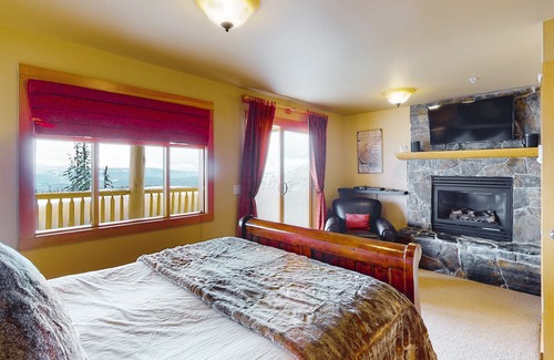 Big White Ski Resort Cabine | Woodcutter Cabin 16 | Snowy ski-in/out getaway with private hot tub & fireplaces