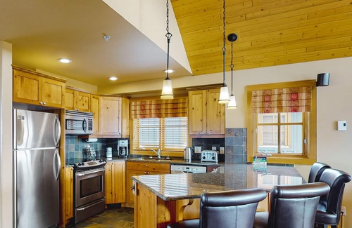 Big White Ski Resort Cabine | Woodcutter Cabin 16 | Snowy ski-in/out getaway with private hot tub & fireplaces